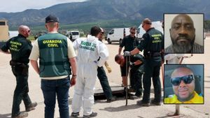 Agentes de la Guardia Civil este lunes en el operativo en Librilla; en las fotos pequeñas, los dos amigos desaparecidos.