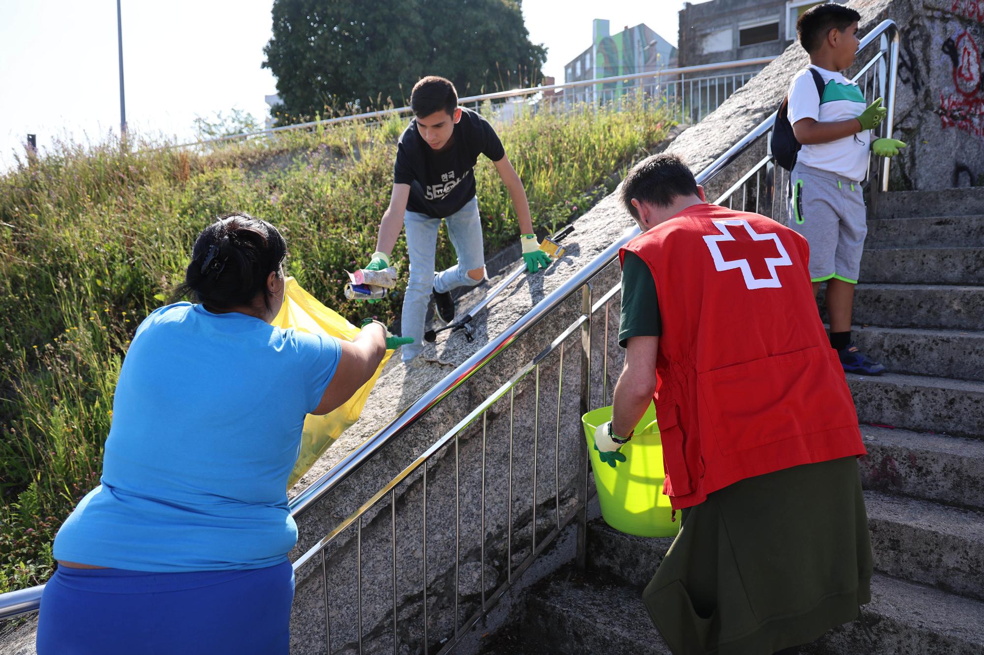 Voluntarios de Cruz Roja recogen basura en la Vía Verde