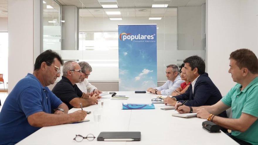 El presidente del PPCV, Carlos Mazón, y el secretario general de la Unió de Llauradors, Carles Peris, entre otros, en la reunión de este martes