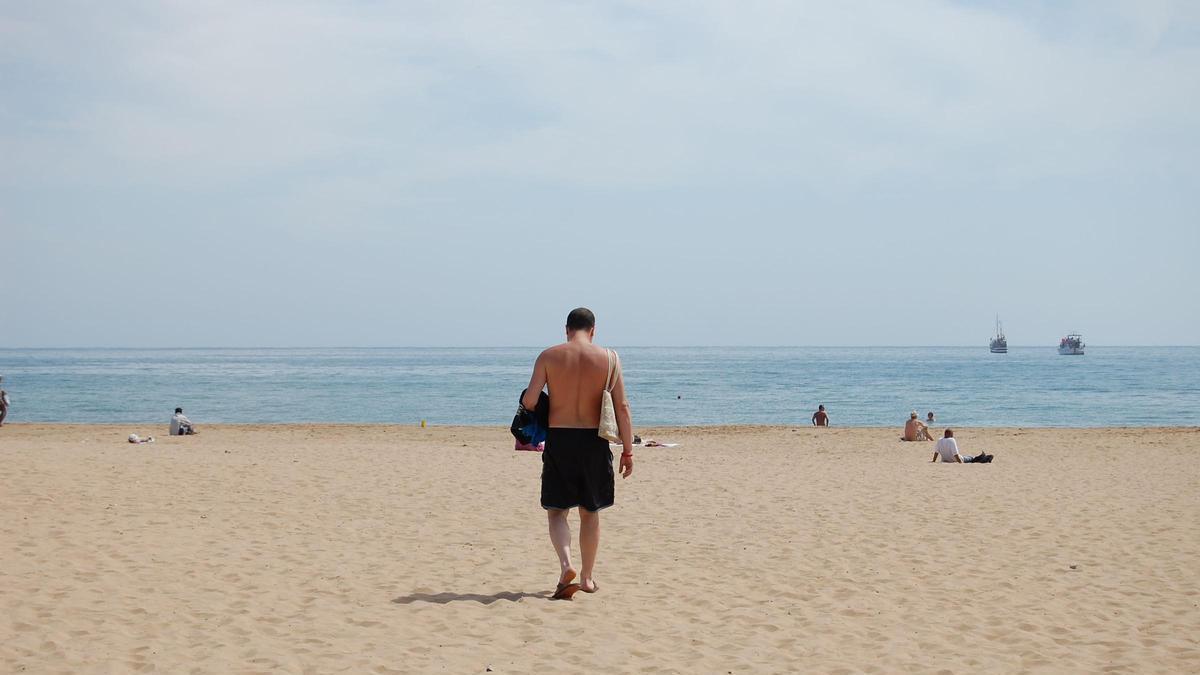 Un hombre pasea por la playa