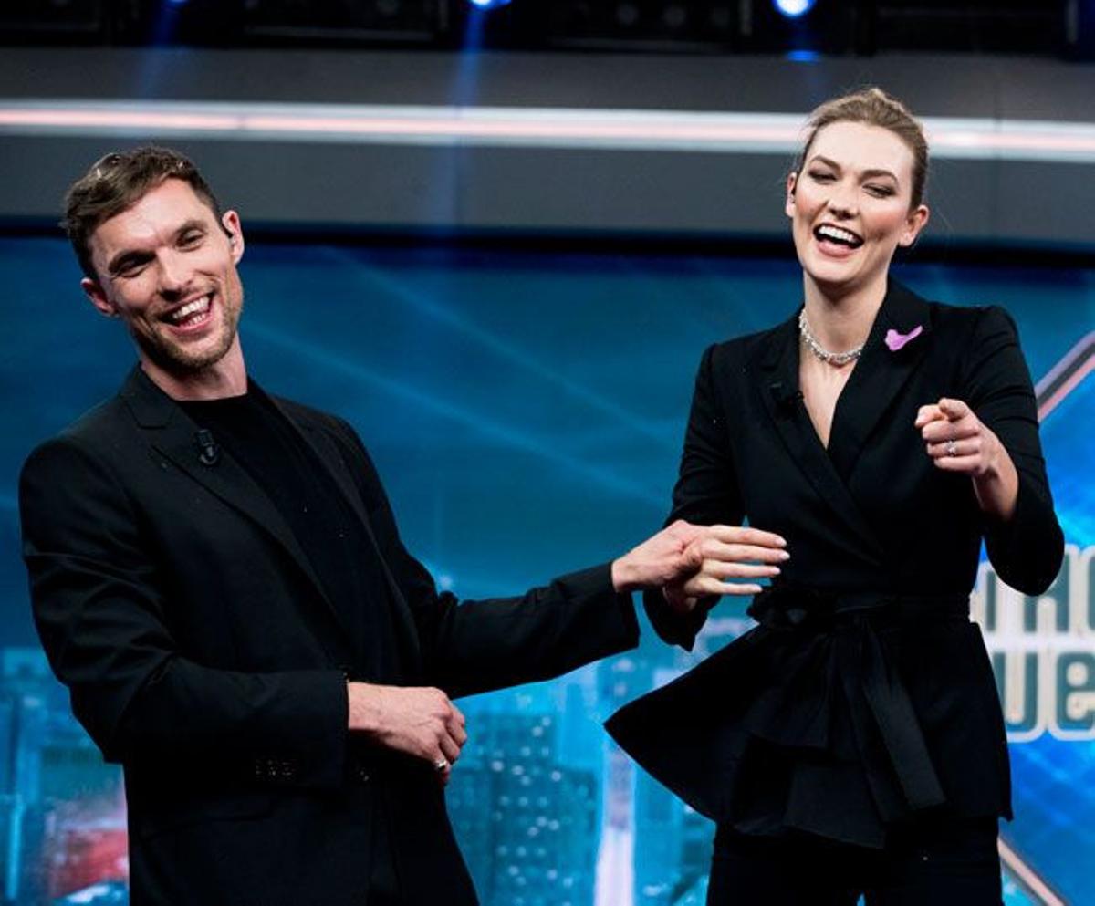 Karlie Kloss con traje negro en 'El Hormiguero'