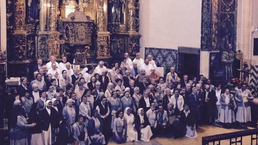 Fotografía de grupo dentro del templo conventual.