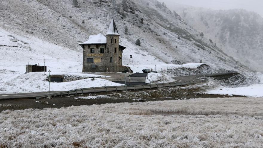 El cap del Port de la Bonaigua el 3 de novembre del 2021 emblanquinat per la darrera nevada