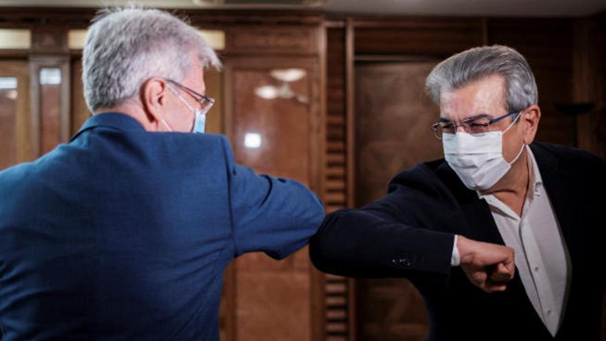 El portavoz del Gobierno, Julio Pérez, y el vicepresidente, Román Rodríguez, se saludan antes del Consejo de Gobierno.