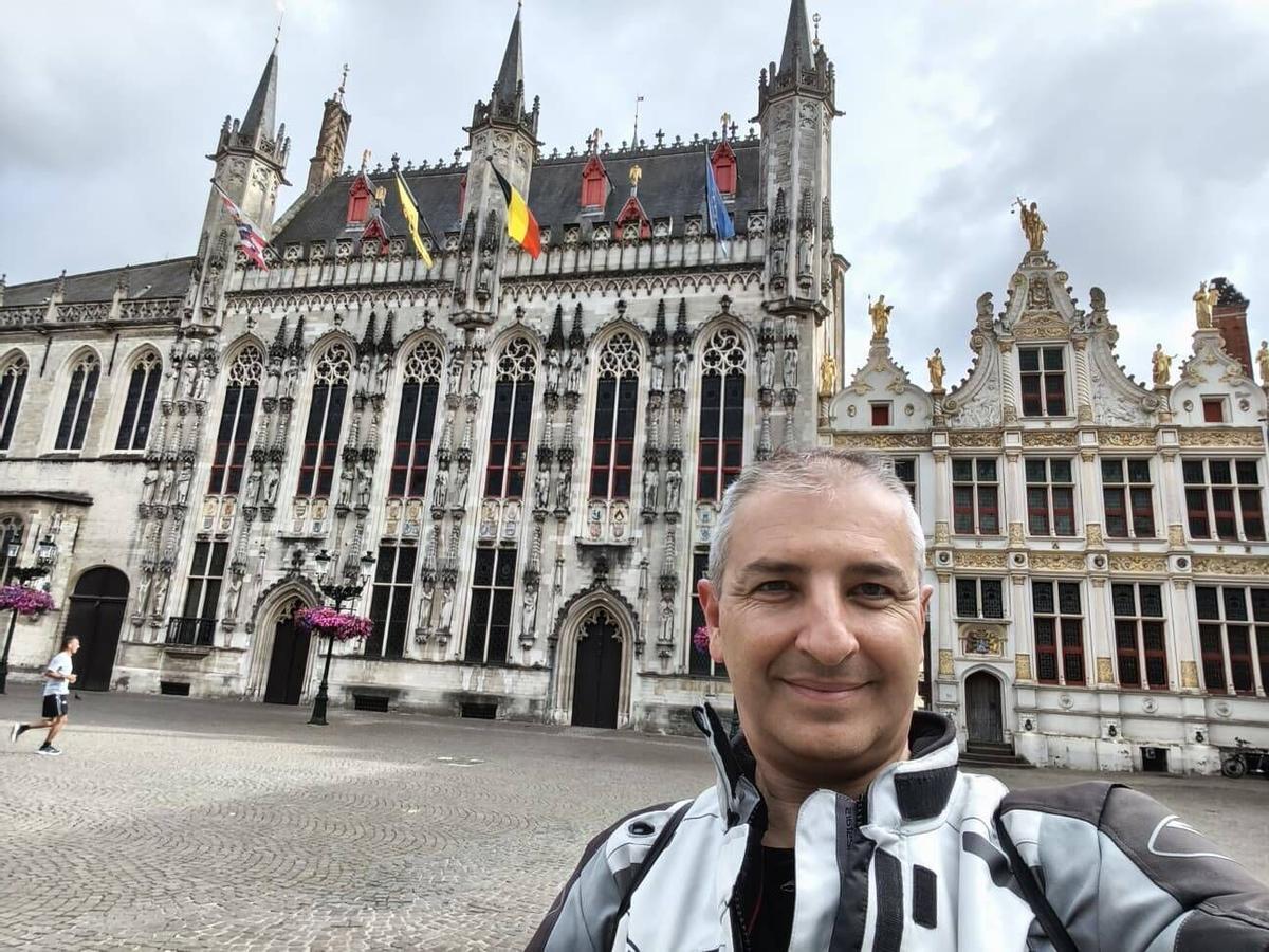El zamorano Alejandro Moralejo en la ruta en moto de este verano que realiza en solitario y le lleva al norte de Europa recorriendo cientos de kilómetros cada día.