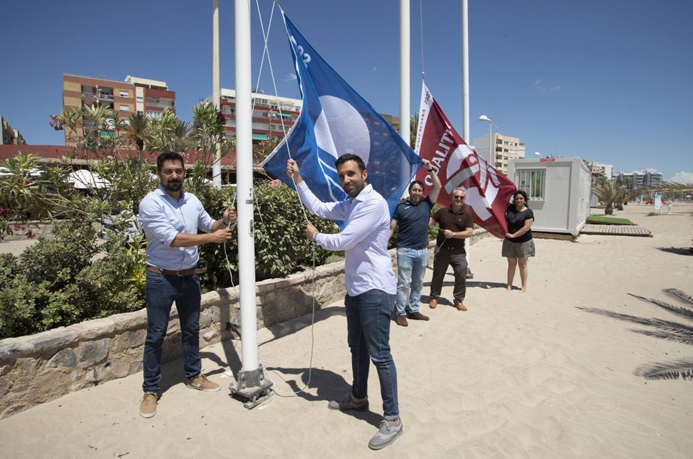 Sagunt coloca sus banderas de calidad en la playa del Port y presenta el dispositivo playa.