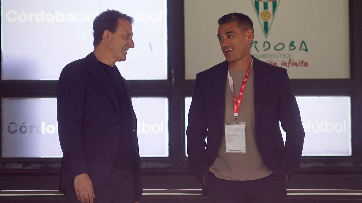 El director deportivo del Córdoba, Juanito, junto al asesor externo César Sánchez, en el palco de El Arcángel.