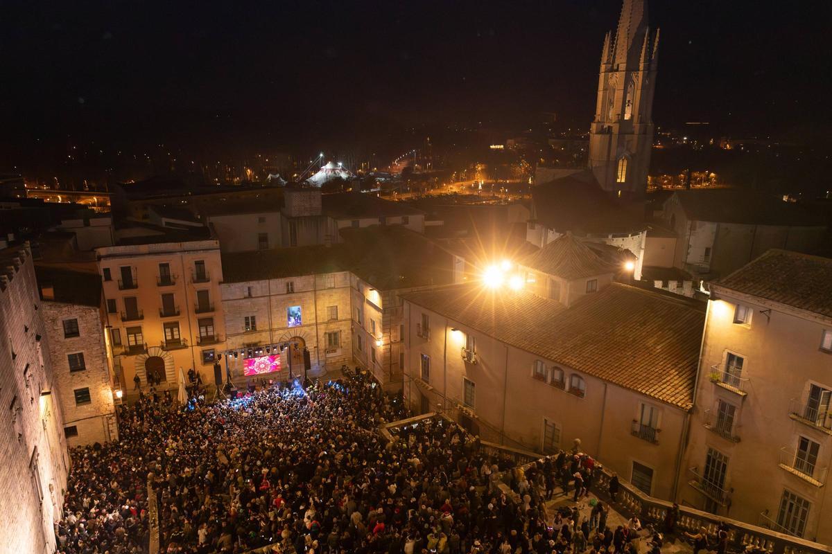 Les imatges de les campanades a la plaça de la Catedral