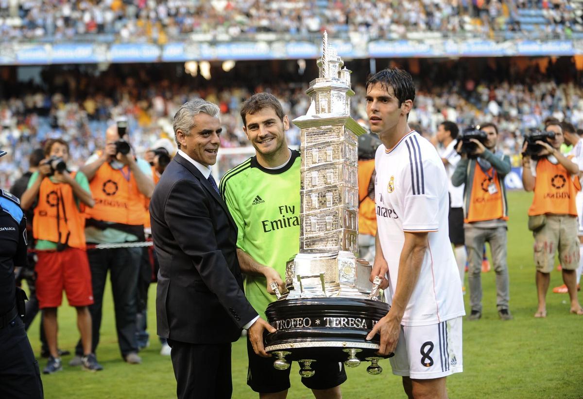 Casillas y Kaká recogen el trofeo Teresa Herrera de manos del concejal Francisco Mourelo