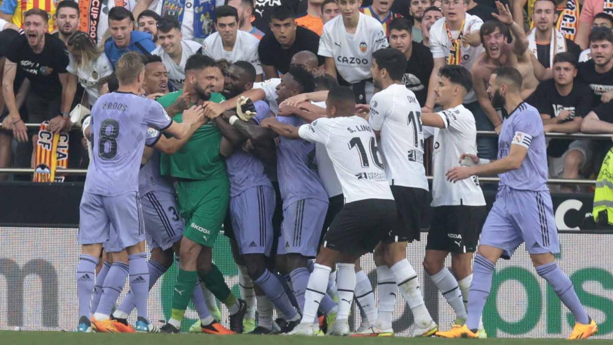 Enfrentamiento entre jugadores del Madrid y Valencia por culpa de Vinicius