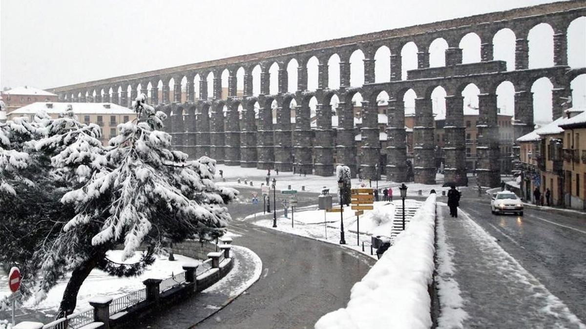 El acueducto de Segovia durante la intensa nevada registrada en la ciudad.