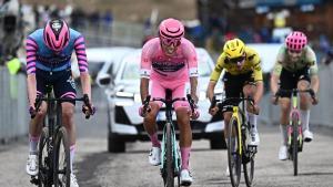 BLOCKHAUS (Italy), 15/05/2026.- Portuguese rider Afonso Eulalio (2-L) of Bahrain Victorious wearing the overall leaders pink jersey crosses the finish line during the 7th stage of the 109th Giro dItalia cycling race over 245 km from Formia to Blockhaus, Italy, 15 May 2026. (Ciclismo, Bahrein, Italia) EFE/EPA/LUCA ZENNARO
