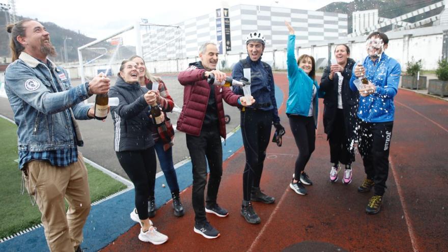 Miembros del Club de Atletismo de Mieres celebran el premio, poco después de conocer la noticia. | Ángel González