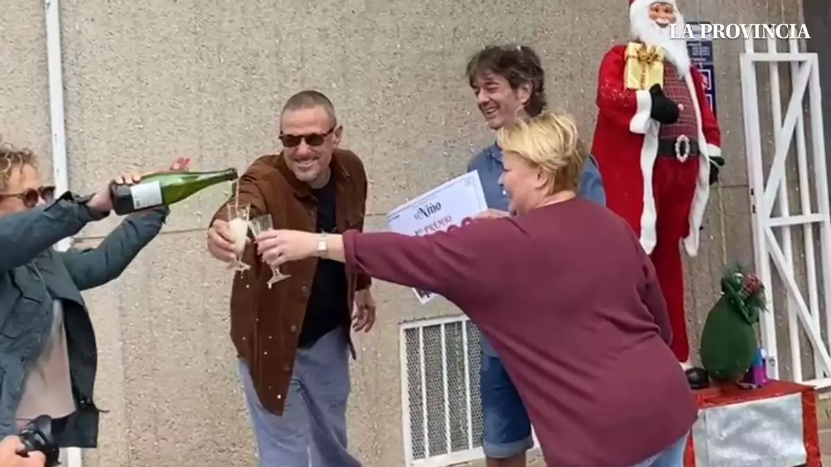El local tocado por la suerte en Arinaga vuelve a repartir un primero: "Dar un premio en Navidad siempre es especial"