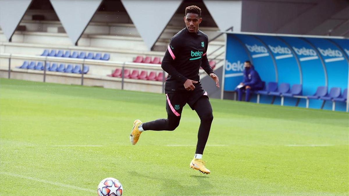 Junior Firpo, en un entrenamiento del FC Barcelona