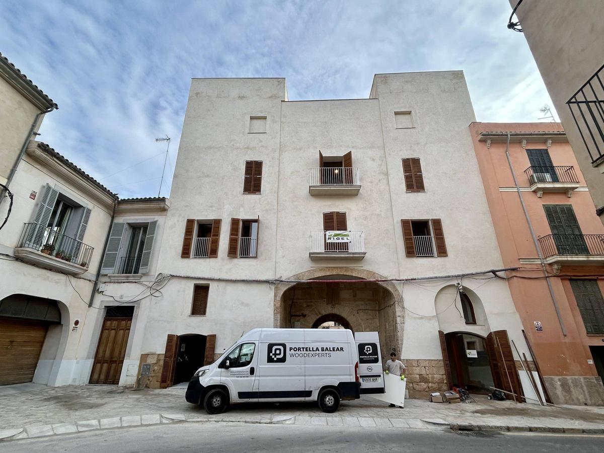 La fachada ha sido restaurada, aunque los elementos originales se aprecian en el interior.