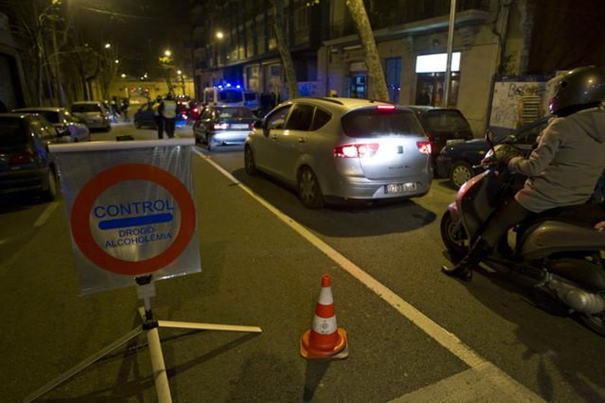 Diversos cotxes s’aturen a l’espera de passar pel control d’alcoholèmia.