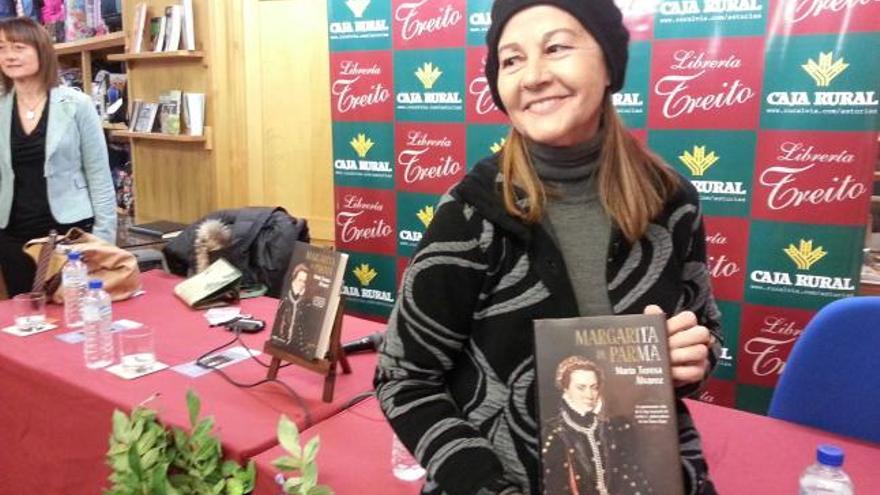María Teresa Álvarez sostiene un ejemplar de su último libro, «Margarita de Parma»,  en la librería canguesa Treito.