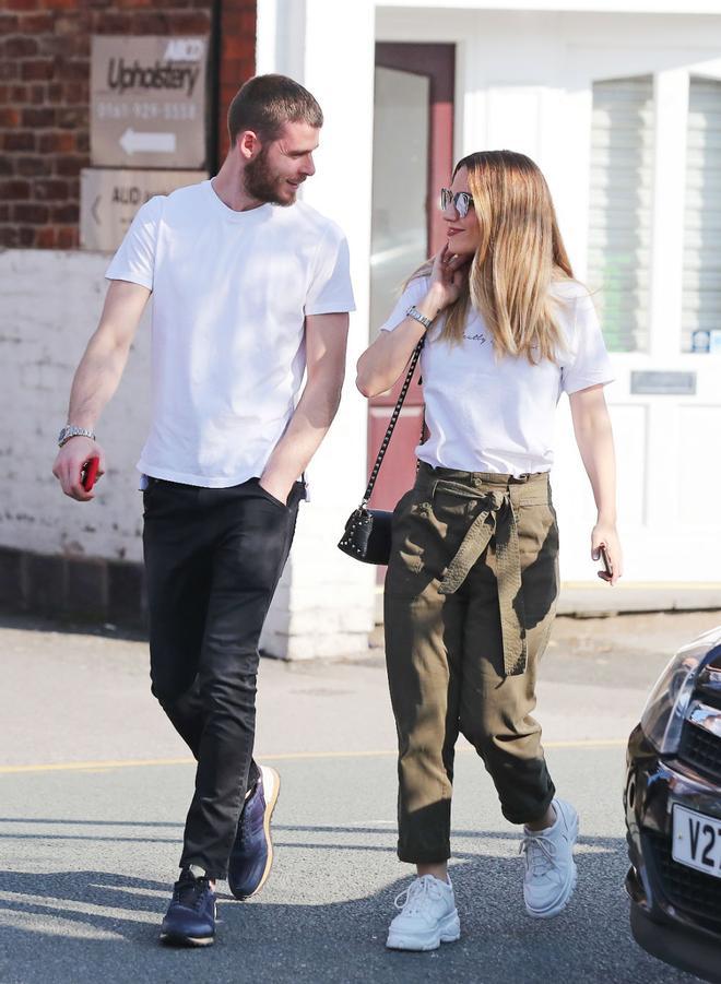 Edurne, con camiseta blanca y paper bag pants, junto a su novio David De Gea