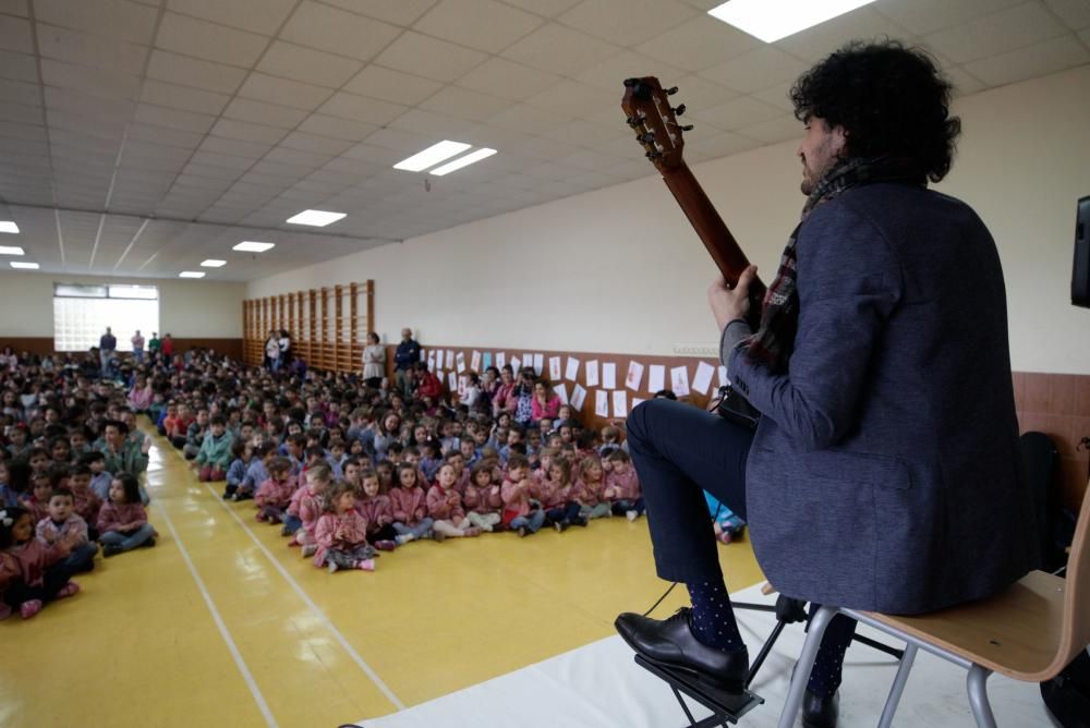 El guitarrista Pablo Sáinz Villegas en el colegio Parque Infantil de Oviedo