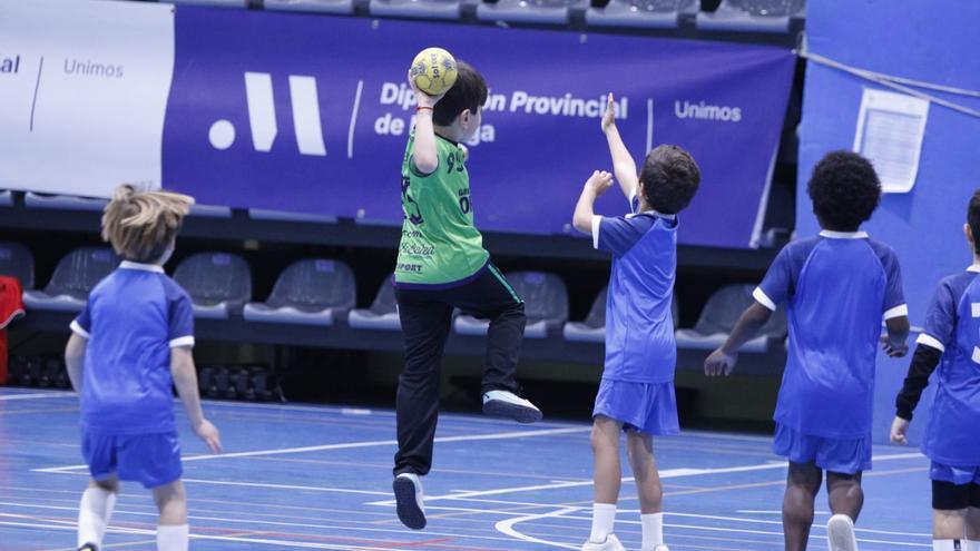 Exitosa jornada de promoción del balonmano base en Alhaurín de la Torre