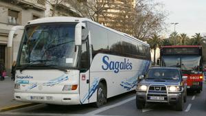 Un autocar xoca contra un semàfor i es queda encallat a Barcelona