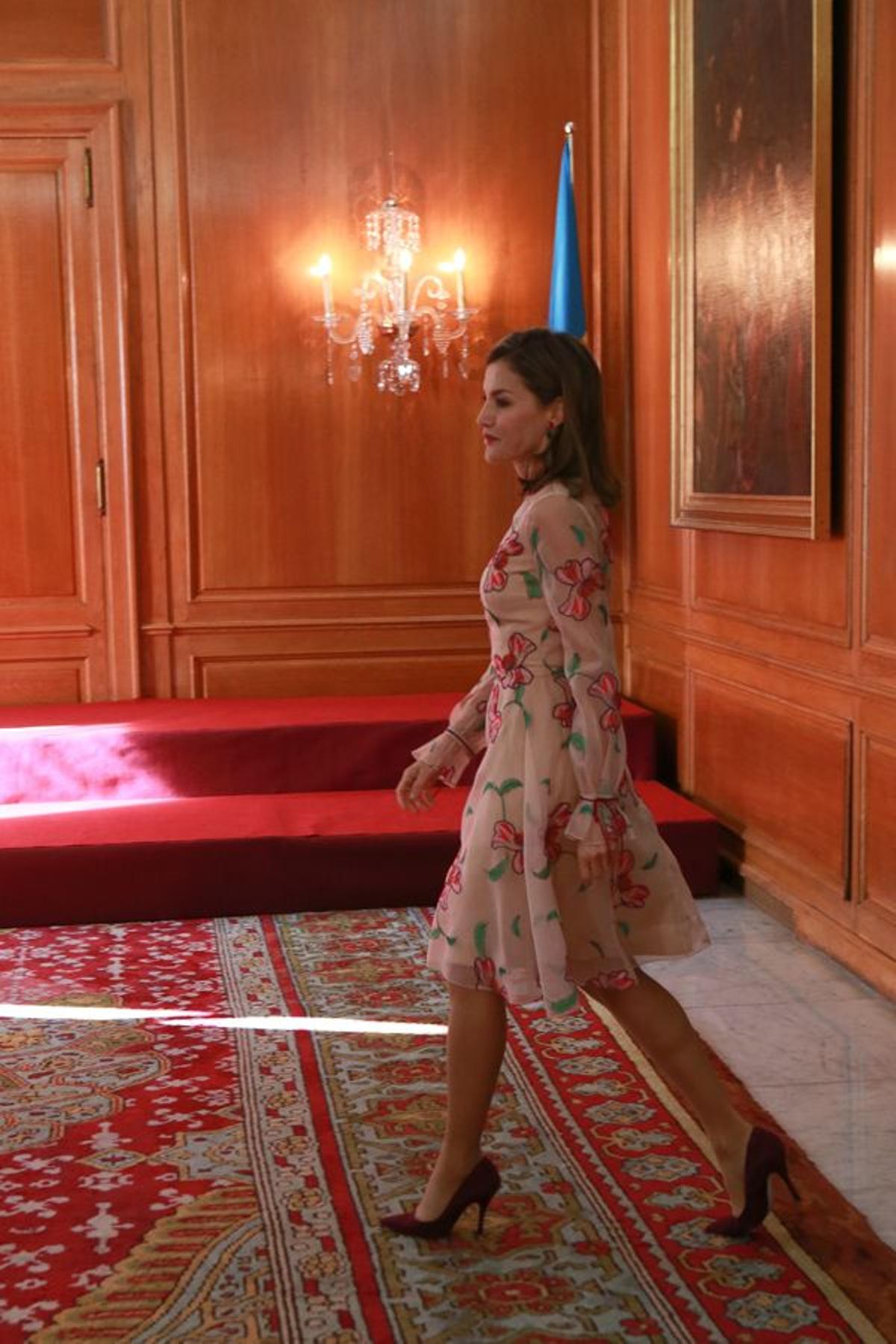 Letizia Ortiz con vestido de corte lady estampado y salones granates