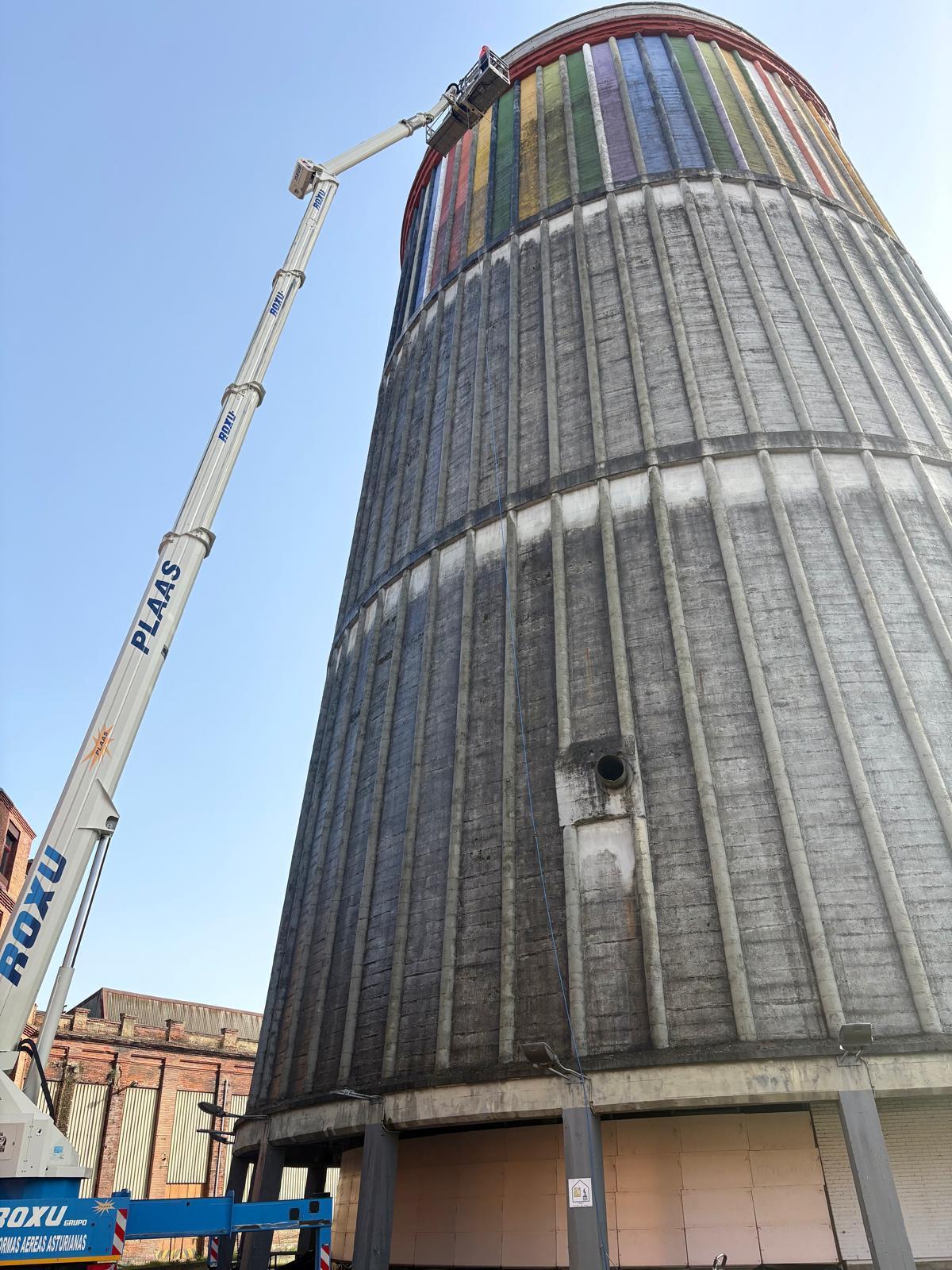 Obras de restauración de la torre refrigerante de Dudo, en La Felguera, sede del Musi
