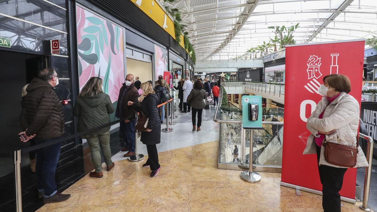 Colas en el punto de vacunación habilitado por Sanidad en el centro comercial Arena de València, ayer. | F. CALABUIG