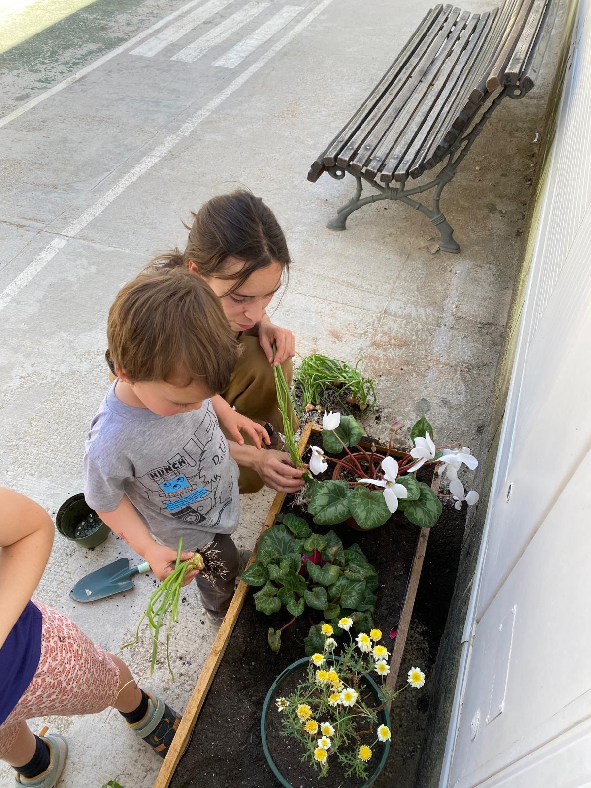 Jornada familiar organitzada  a l’escola Valldaura per plantar plegats les primeres plantes que van rebre