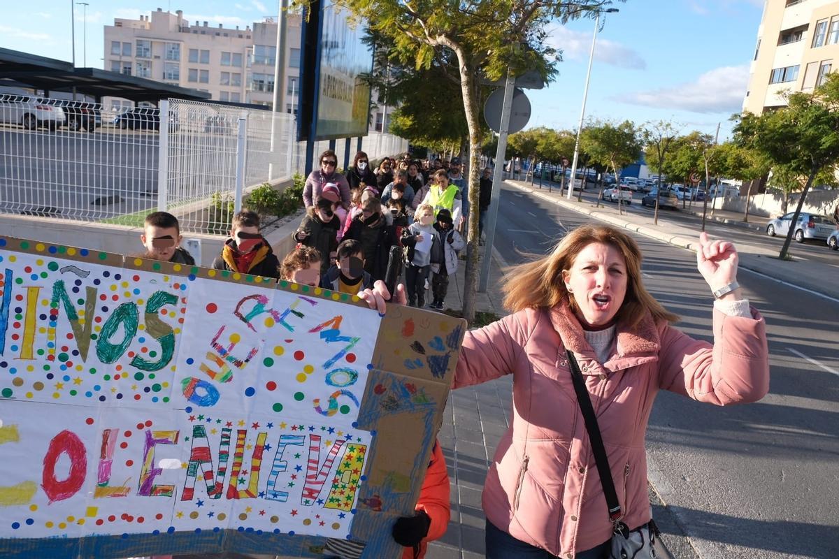 Miembros del AMPA del CEIP Hispanidad de Santa Pola con alumnos en la protesta por un nuevo centro