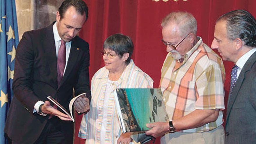 Bauzá entrega al matrimonio Klevers el libro Illes Balears en presencia del conseller Carlos Delgado.