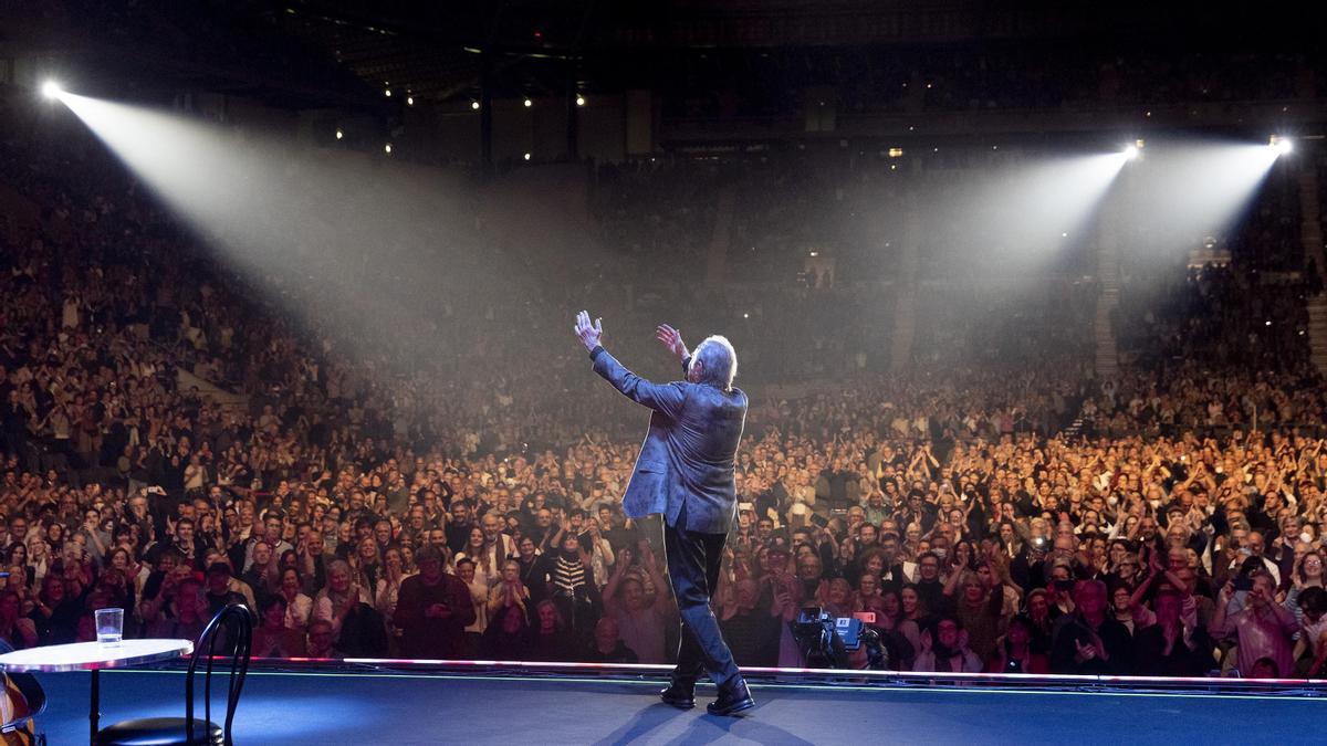 Último concierto de la gira 'El vicio de cantar. Serrat 1965-2022' de Joan Manuel Serrat en el Palau Sant Jordi que pone fin a su carrera.