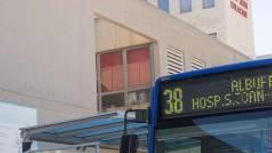 Autobús en el Hospital de Sant Joan.