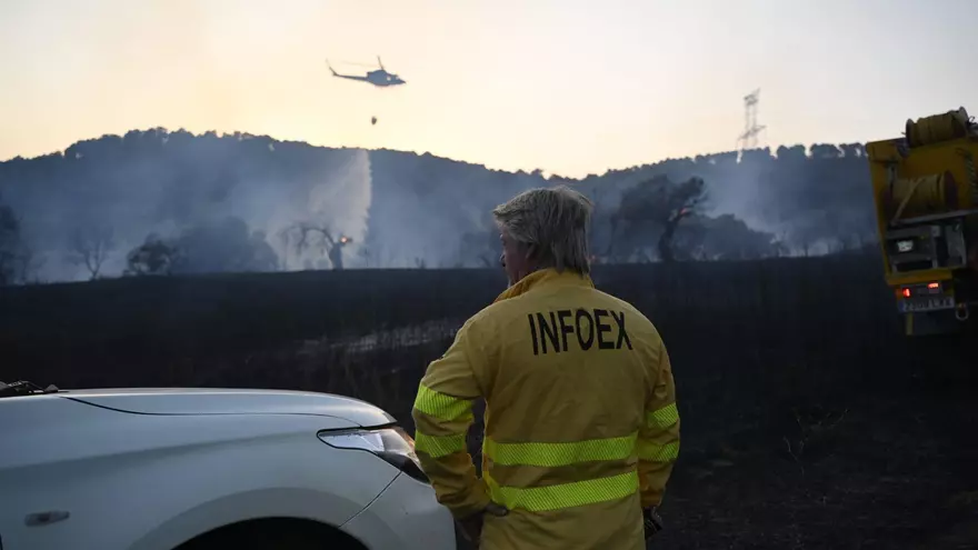 Un coche ardiendo causa un incendio forestal en Cañaveral