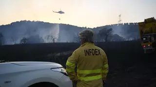 Un vehículo en llamas causa un fuego de nivel 1 junto a la A-66 a su paso por Cañaveral