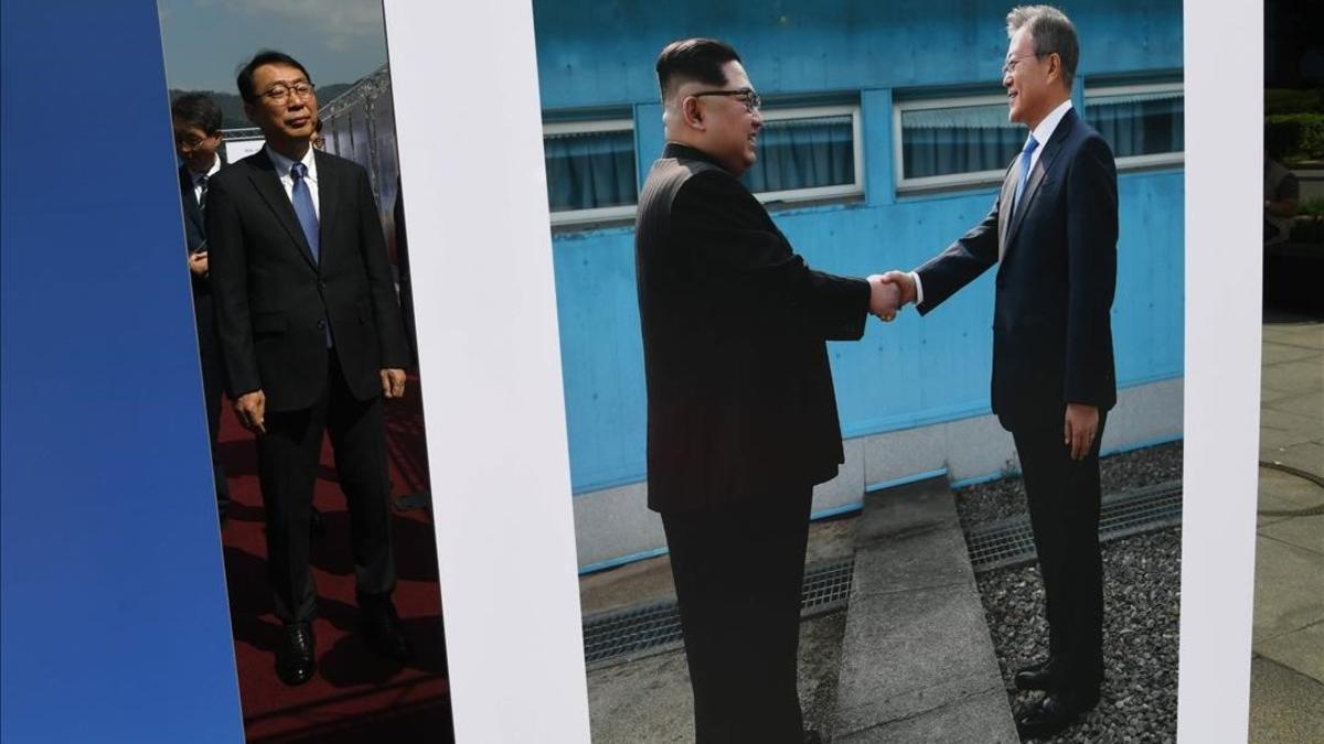 Un alto funcionario surcoreano observa una foto del presidente de Corea del Sur, Moon Jae-in, y del de Corea del Norte, Kim Jong-un, expuesta en Pyongyang.