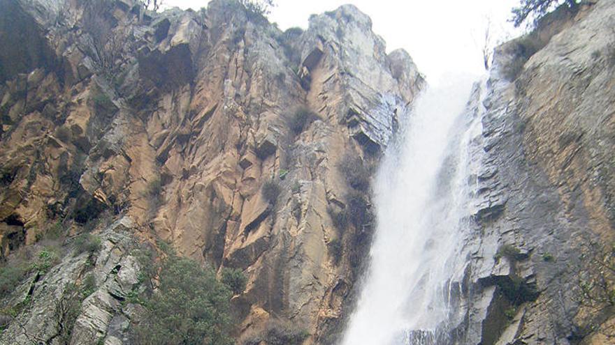 Una cascada de Fermoselle incluida en la zona de la reserva de la biosfera Meseta Ibérica. |