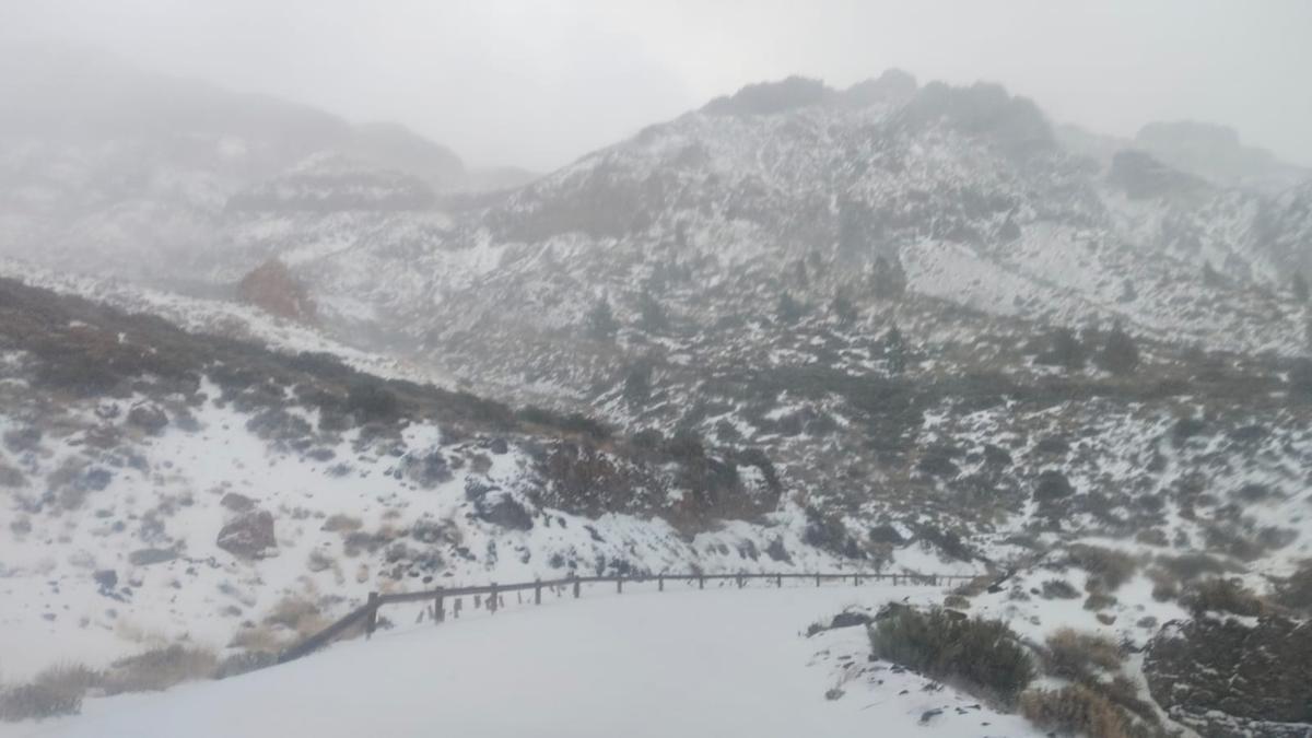 Imagen de la nevada que cayó ayer en el Teide.
