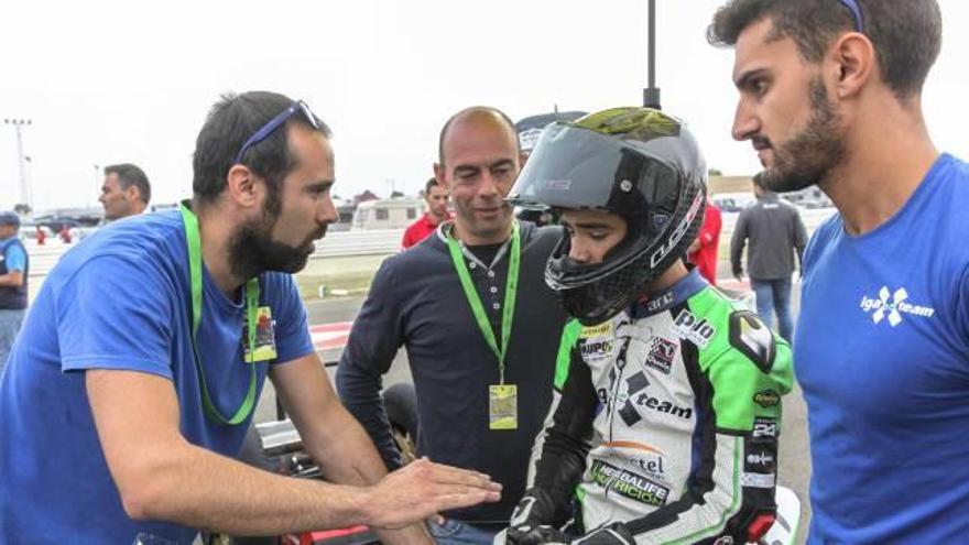 El jefe de equipo Martínez aconseja a uno de sus pilotos.