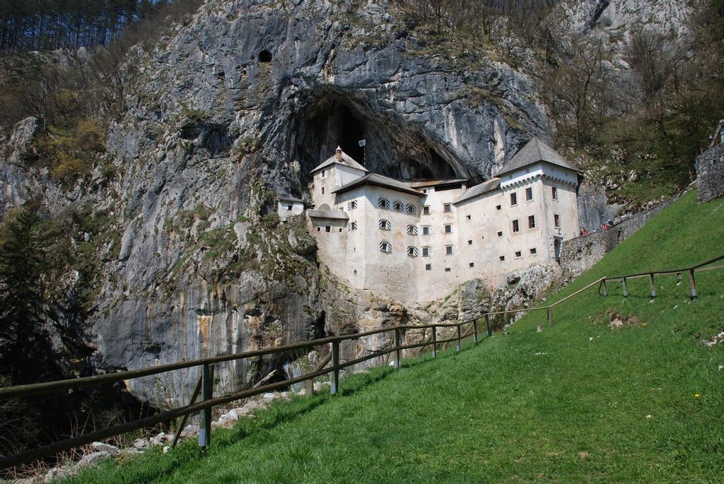Bajo la montaña y resguardada por ella se encuentra el Castillo de Predjama