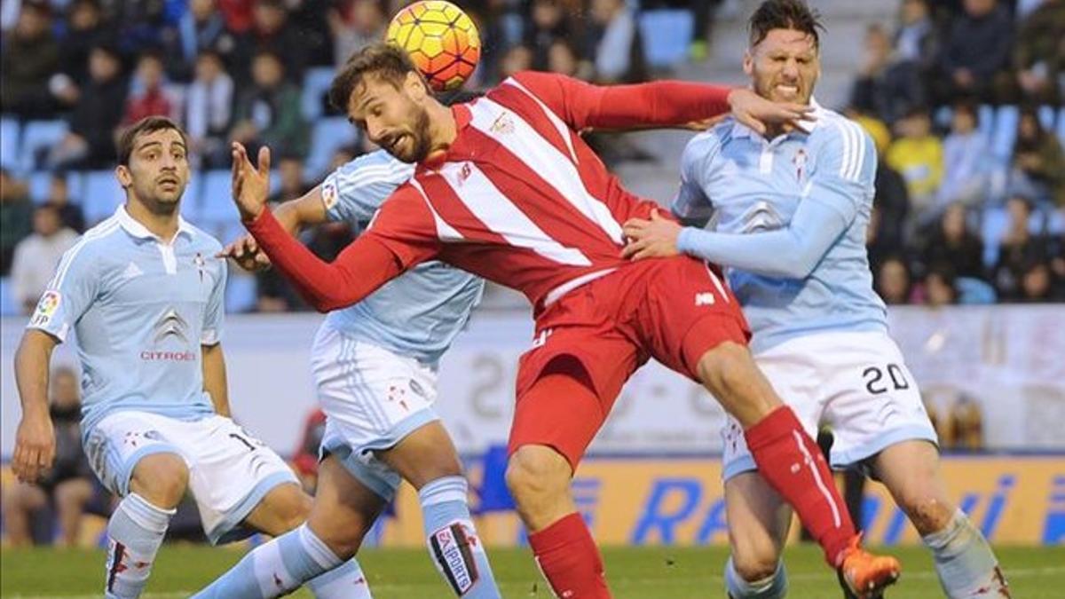 Llorente pugna con Sergi Gómez