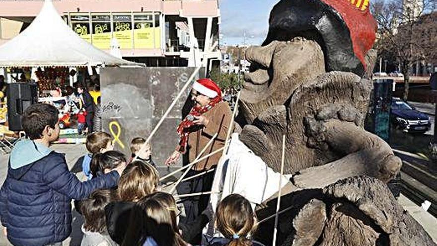 Els infants fan cagar el tió a la plaça Salvador Espriu de Girona