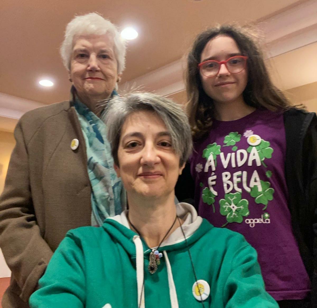 Susi Seoane, afectada de ELA, junto a su madre y su sobrina, dos de sus cuidadoras.