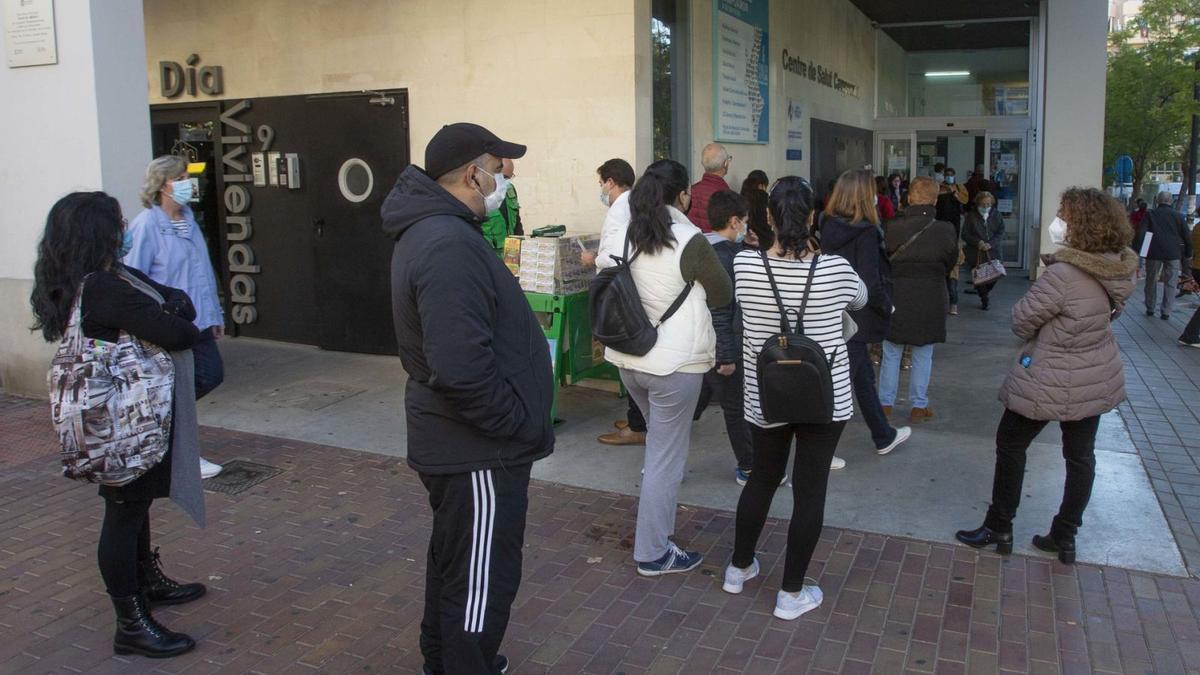 Colas en el centro de salud de Plaza América de Alicante, hace una semana. | PILAR CORTÉS