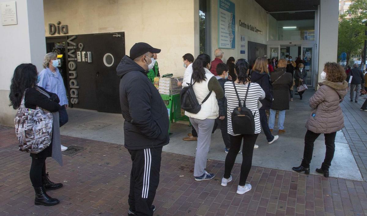 Colas en el centro de salud de Plaza América de Alicante, hace una semana. | PILAR CORTÉS