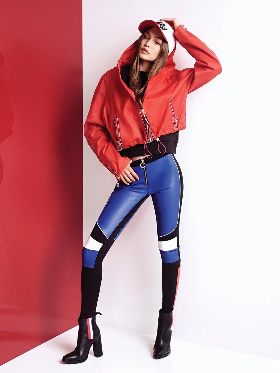 Look de chaqueta roja y pantalón ajustado de la colección GigixTommy