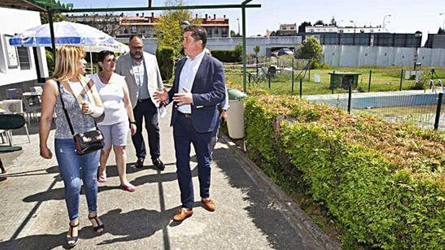 El edil Juan Ignacio Borrego visita la piscina de la fábrica de armas, ayer, con usuarios.