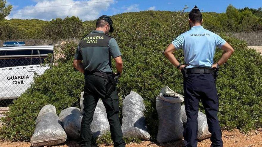 Beamte der Guardia Civil mit dem sichergestellten Diebesgut.