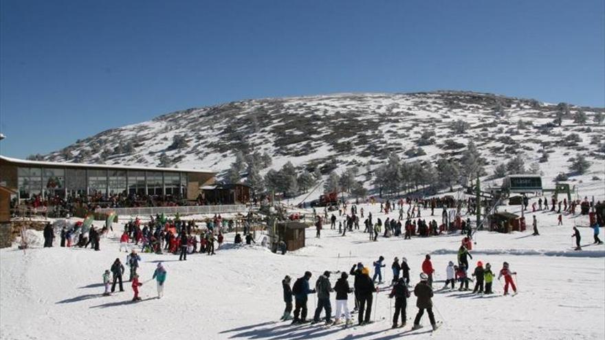 Tráfico denso en el retorno de los esquiadores del Pirineo